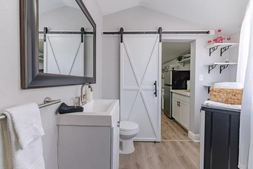 Outdoor Deck Fully Equipped Remodeled Bath Apartment in St Petersburg