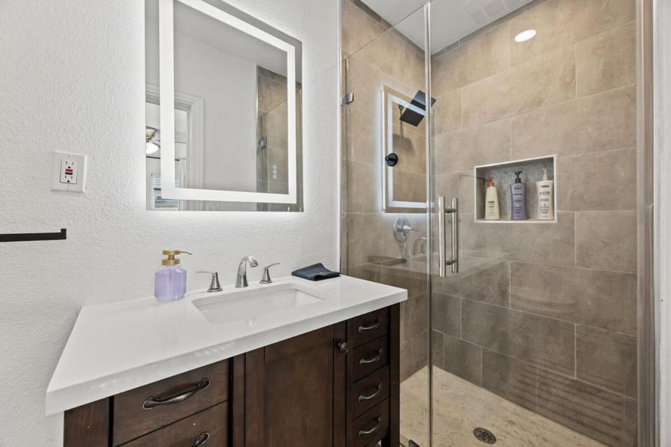 3B2B Home in Downtown Dallas - King & Queen Beds with a Large Yard Apartment in Dallas
