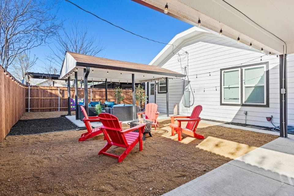 3B2B Home in Downtown Dallas - King & Queen Beds with a Large Yard Apartment in Dallas
