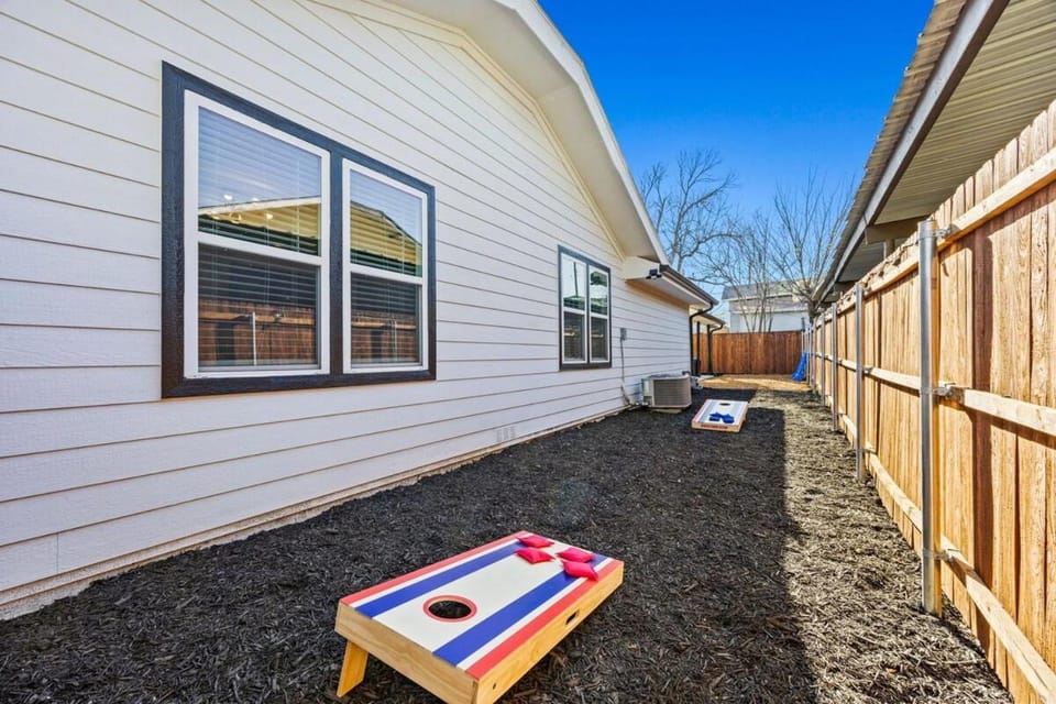 3B2B Home in Downtown Dallas - King & Queen Beds with a Large Yard Apartment in Dallas