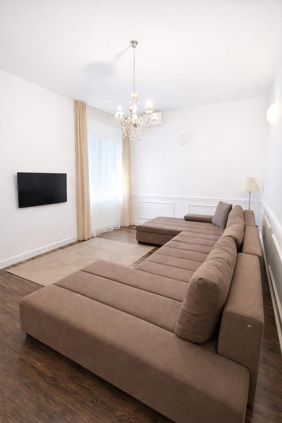 Bed, TV and multimedia, Living room, Photo of the whole room, Seating area, Bedroom