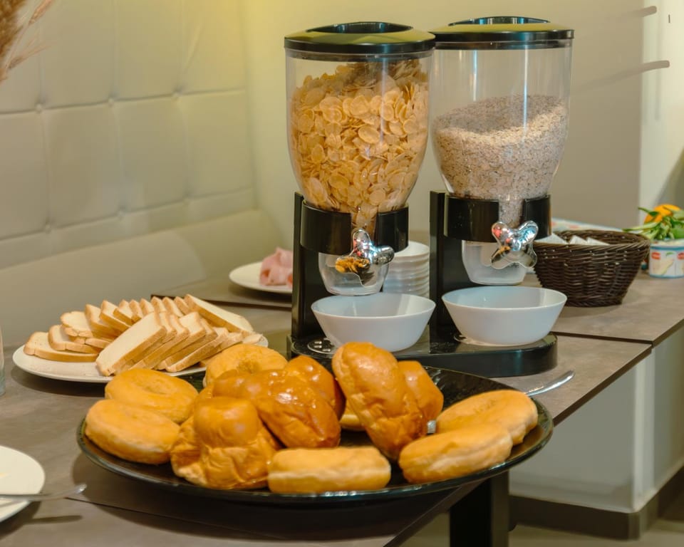Food and drinks, Breakfast, Continental breakfast, Buffet breakfast