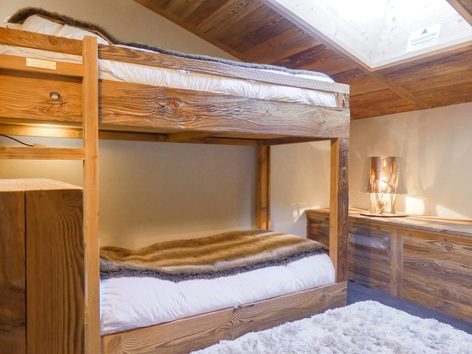 Bedroom, bunk bed