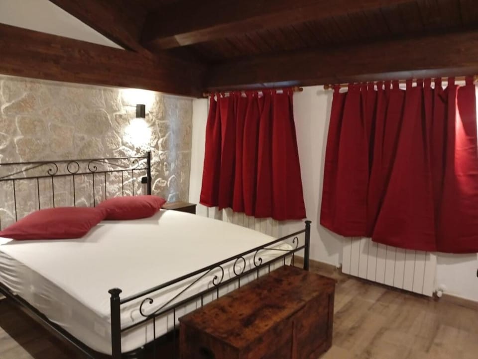 Locanda Sarel, intera casa vacanza 4 camere 5 bagni 14 posti letto House in Pescasseroli