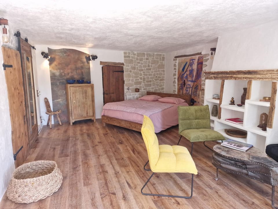 Bed, Photo of the whole room, Seating area, Bedroom