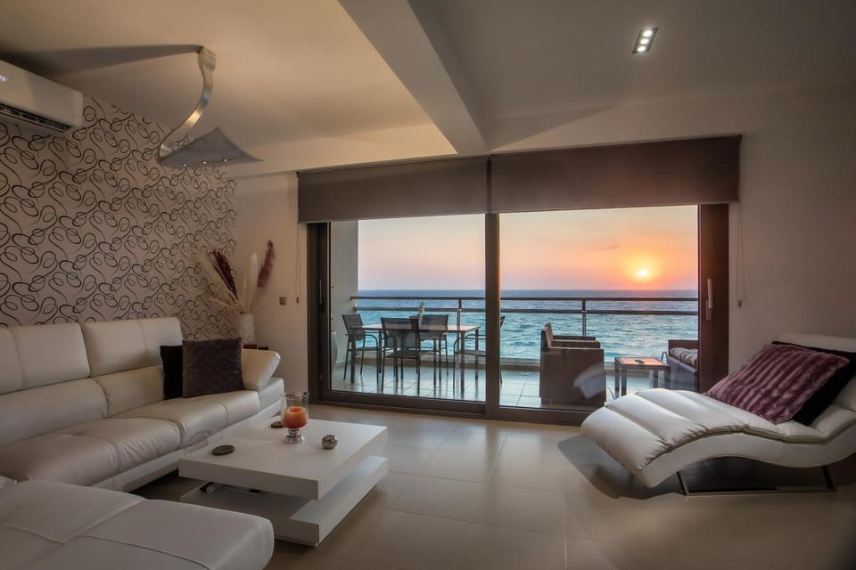 View (from property/room), Balcony/Terrace, Living room, Sea view