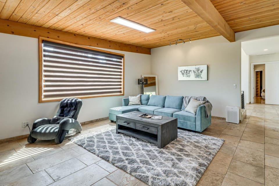 Play, Swim & Unwind: Luxe Los Angeles Oasis! House in Canoga Park