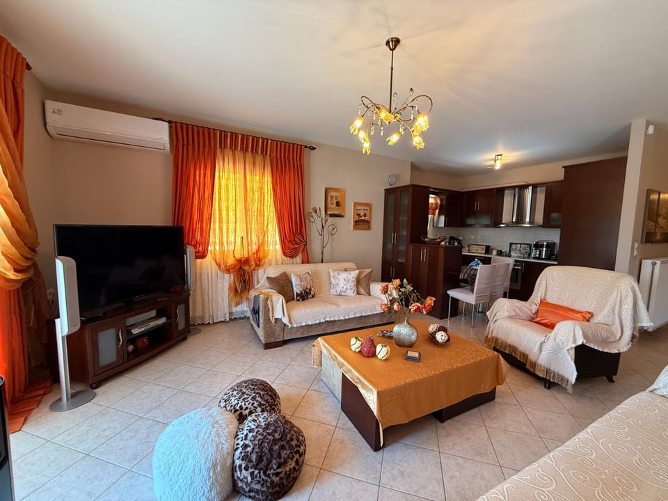 TV and multimedia, Living room, Seating area, Dining area
