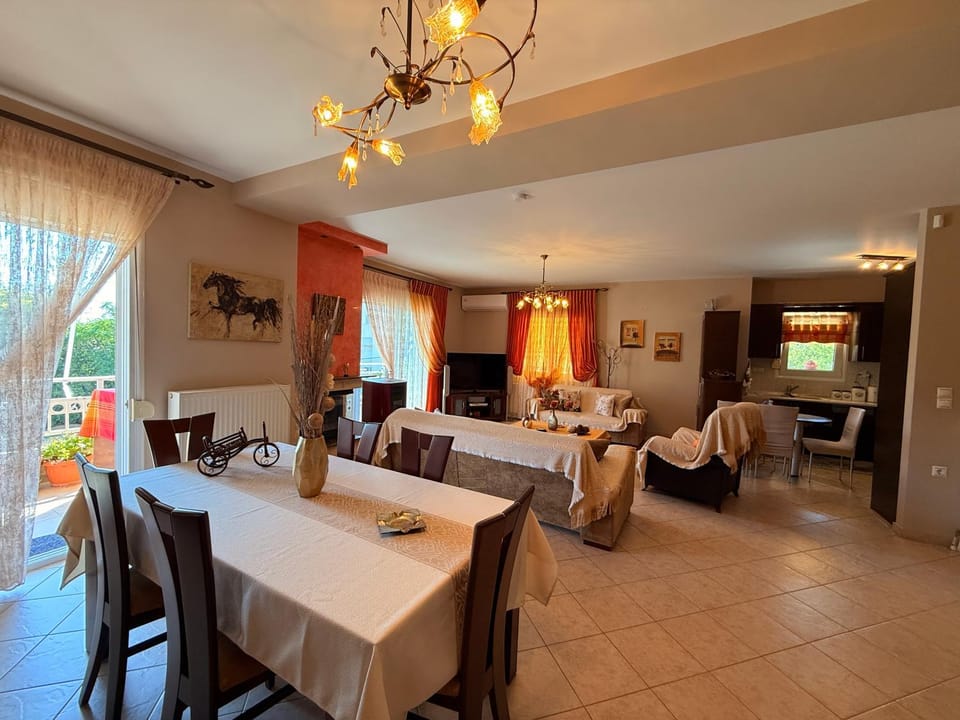 TV and multimedia, Living room, Seating area, Dining area