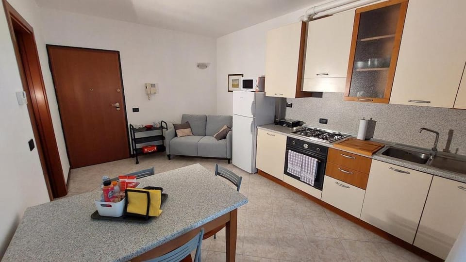 Coffee/tea facilities, Kitchen or kitchenette, Living room, Seating area, Dining area, oven, stove, toaster