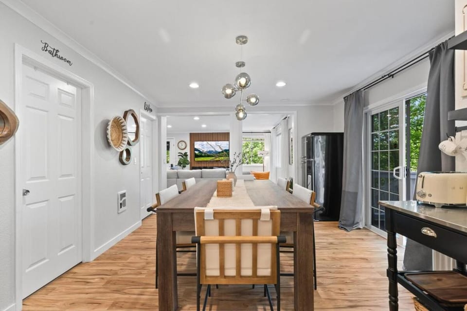 Spacious Stylish Modern Daylight Basement Retreat King Bed Office - Bellevue House in Bellevue