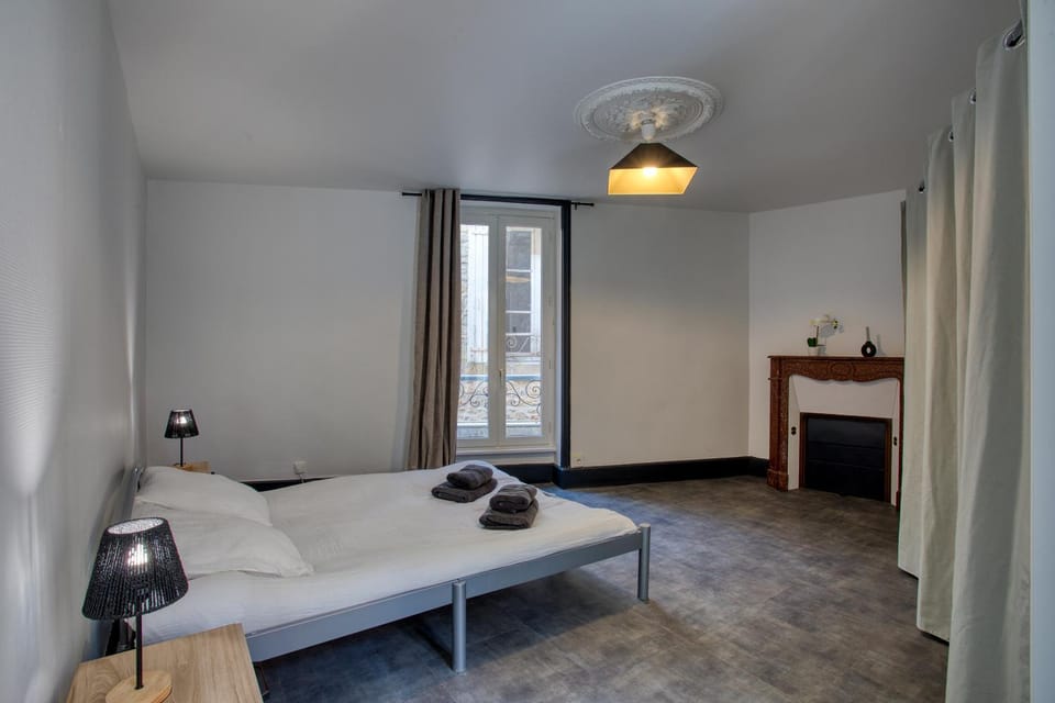 Photo of the whole room, Bedroom, towels