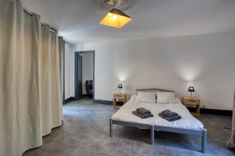 Bed, Photo of the whole room, Bedroom, towels