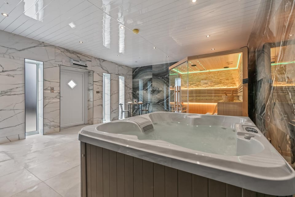 Hot Tub, Hot Tub, Massage, Sauna, Sauna, Spa and wellness centre/facilities, Seating area