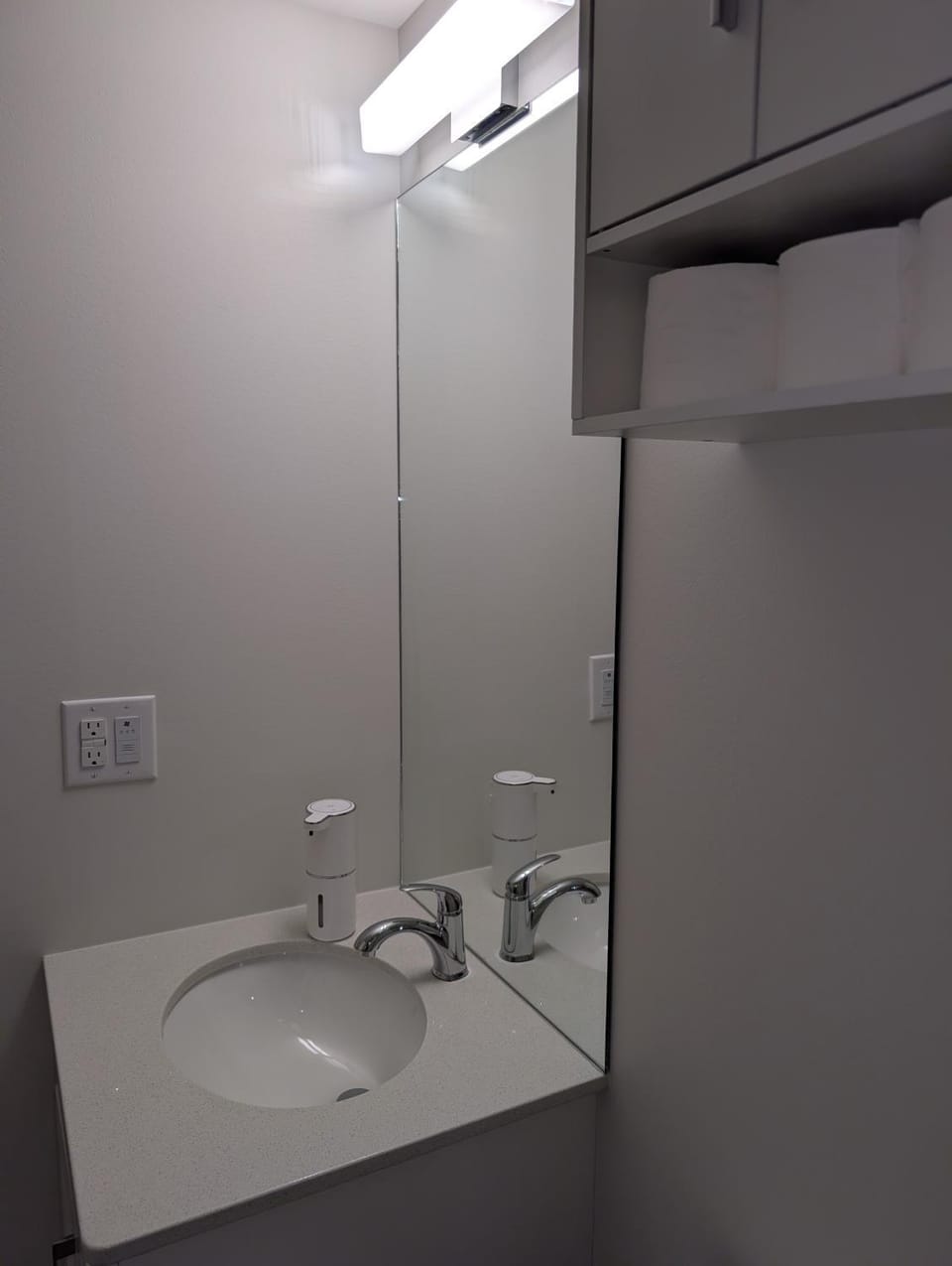 Modern Private Suite - Quiet & Central Winnipeg Apartment in Winnipeg