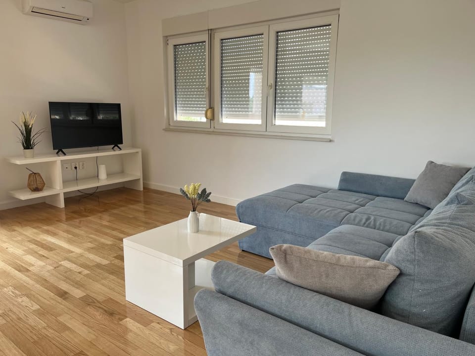 TV and multimedia, Living room, Seating area, Evening entertainment, air conditioner