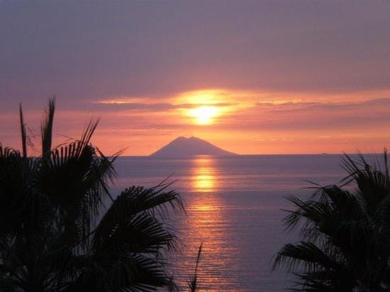 L'Oasi degli Dei - LOFT IN VILLA CON PISCINA TERRAZZA E VISTA MARE 500 m from beach - Free parking and wifi Apartment in Calabria
