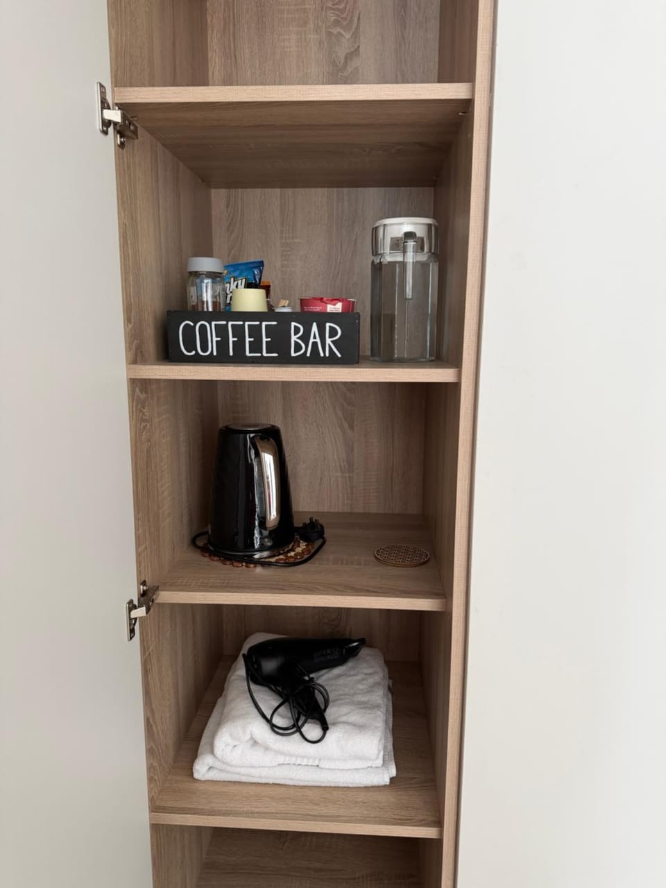 Restaurant/places to eat, Coffee/tea facilities, hair dryier, towels, wardrobe