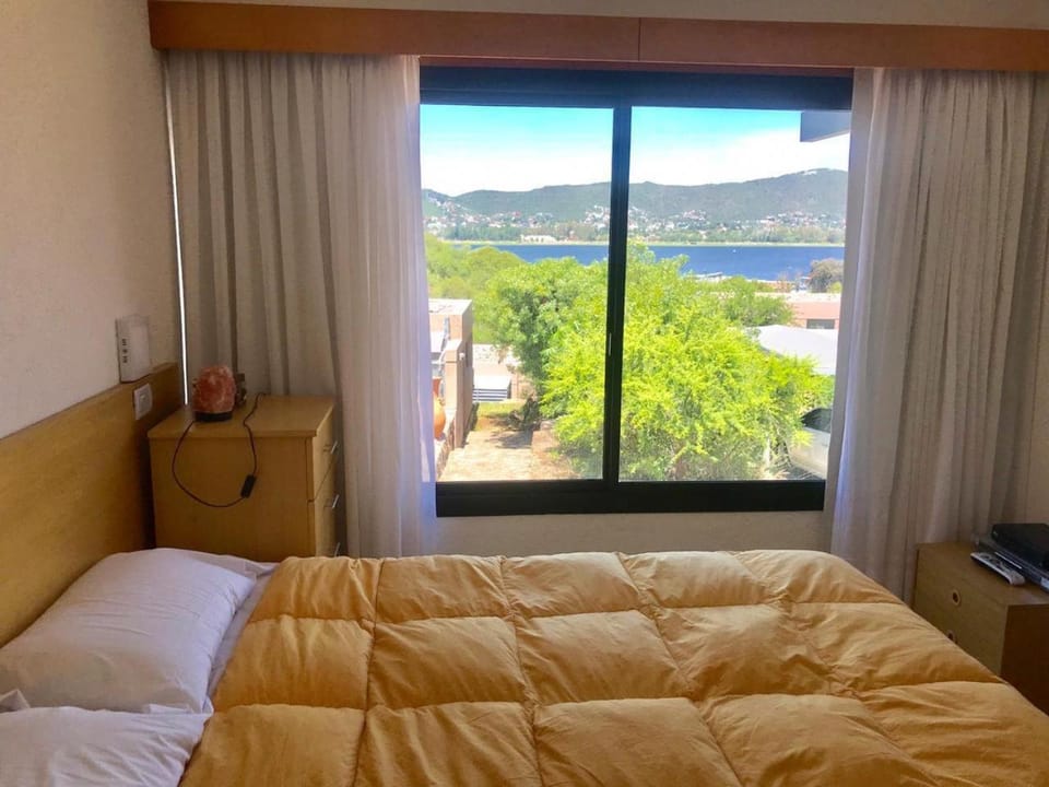 Bedroom, Lake view, Mountain view
