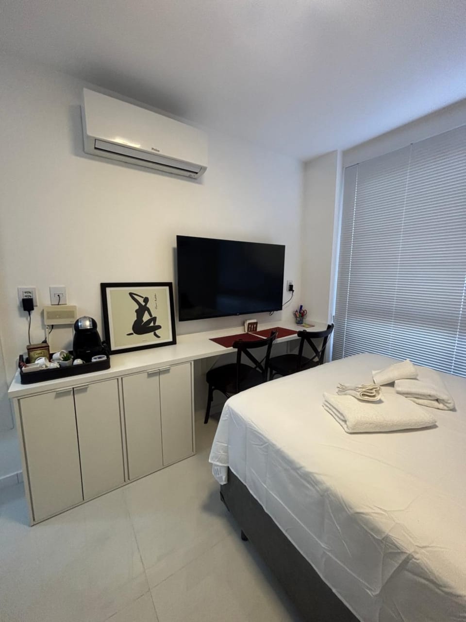 Bed, TV and multimedia, Photo of the whole room, Bedroom, towels, air conditioner