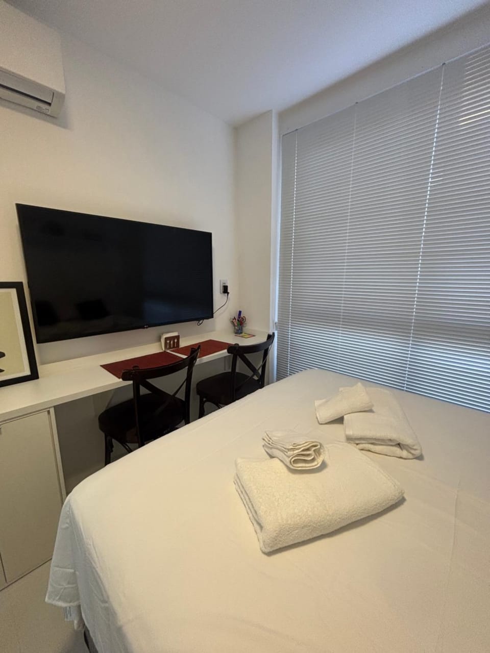 Bed, TV and multimedia, Photo of the whole room, Bedroom, towels, air conditioner