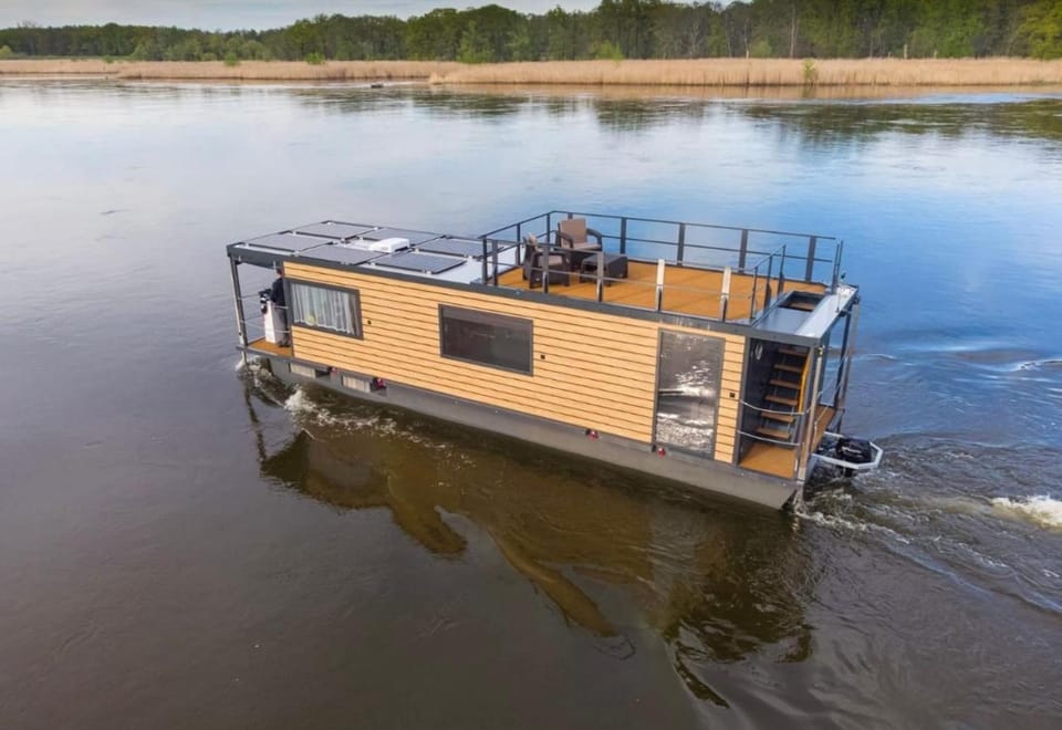 Houseboat - dom na wodzie Docked boat in Poland