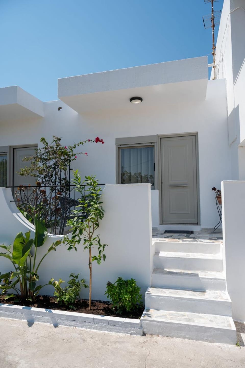 Property building, Day, Balcony/Terrace