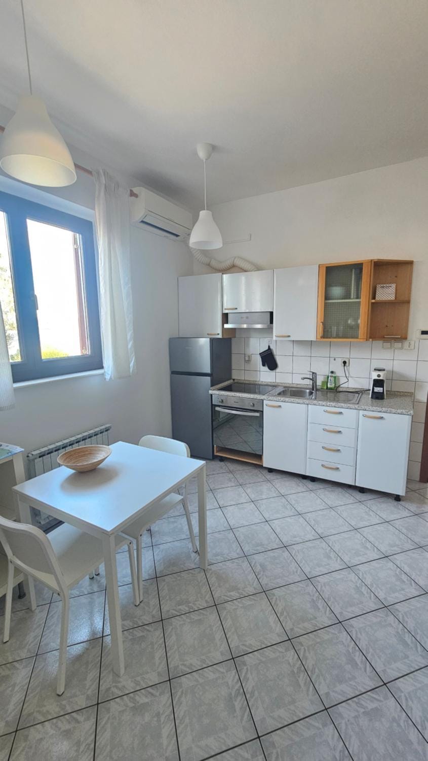 Kitchen or kitchenette, Dining area, oven, stove