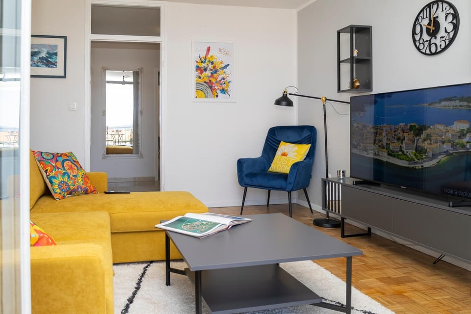 Communal lounge/ TV room, TV and multimedia, Living room