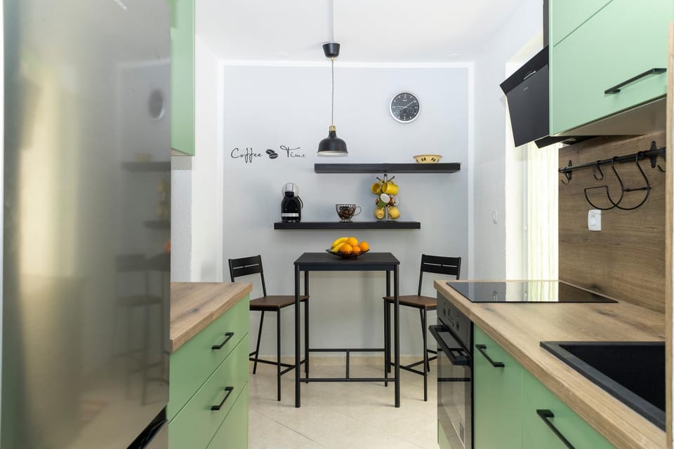 Kitchen or kitchenette, minibar, oven
