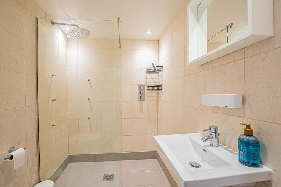 Elegant 2 Bed Flat Near Hyde Park & Paddington Apartment in City of Westminster