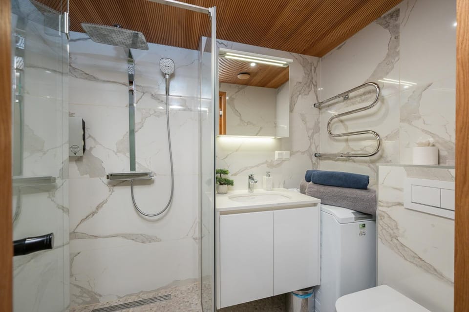 Shower, Bathroom, towels