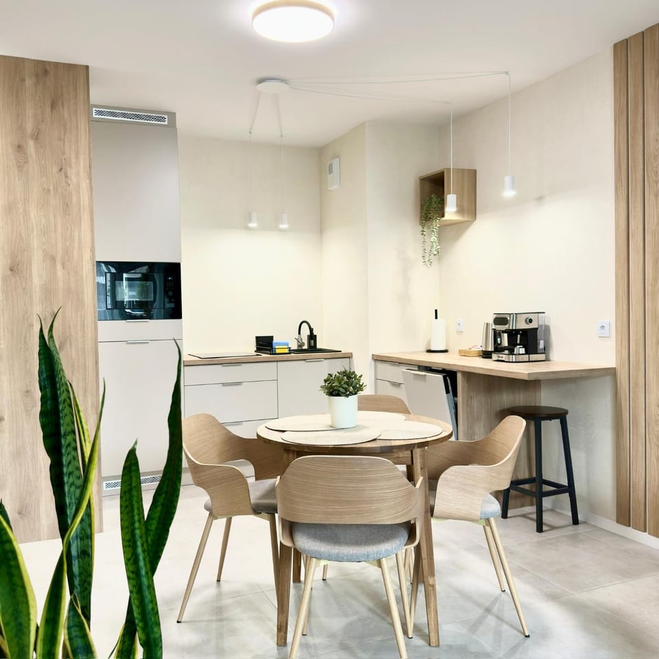 Coffee/tea facilities, Kitchen or kitchenette, Dining area, oven, stove, toaster