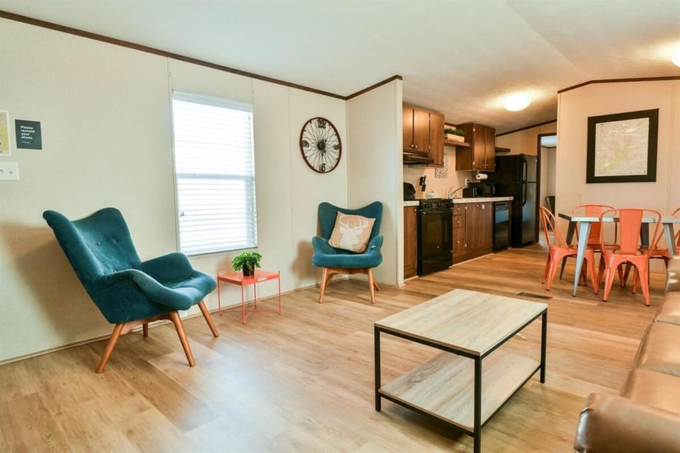 Kitchen or kitchenette, Living room, Seating area, Dining area, oven, stove