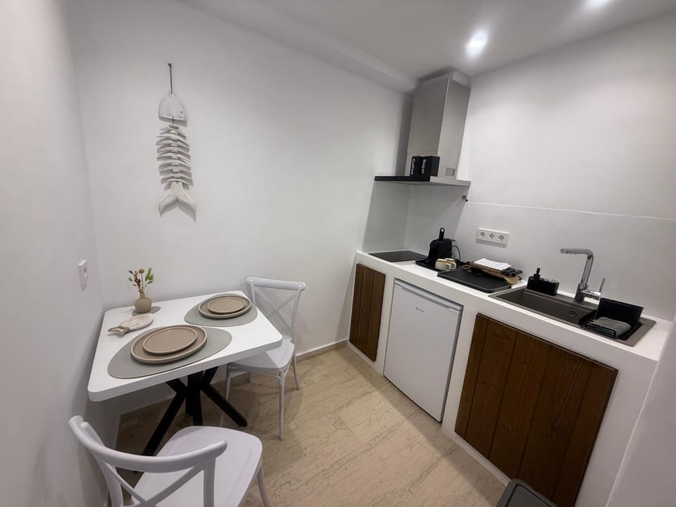 Coffee/tea facilities, Kitchen or kitchenette, Dining area, stove