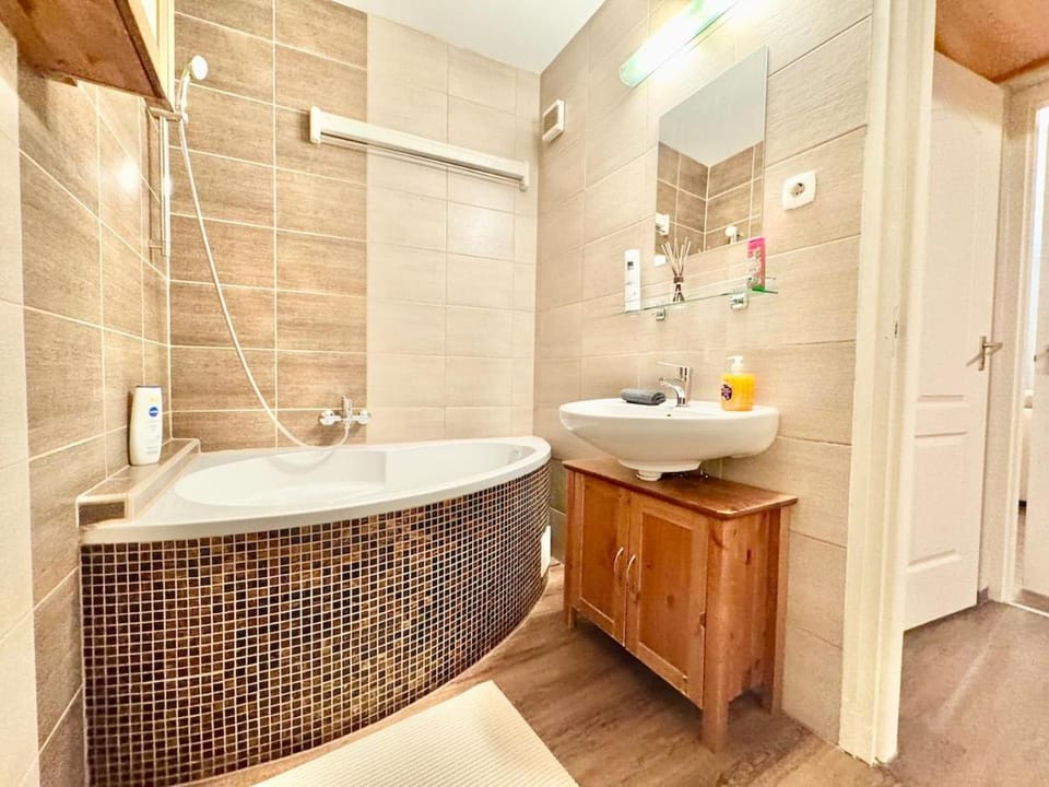 T27 Apartment with Free Parking Apartment in Budapest