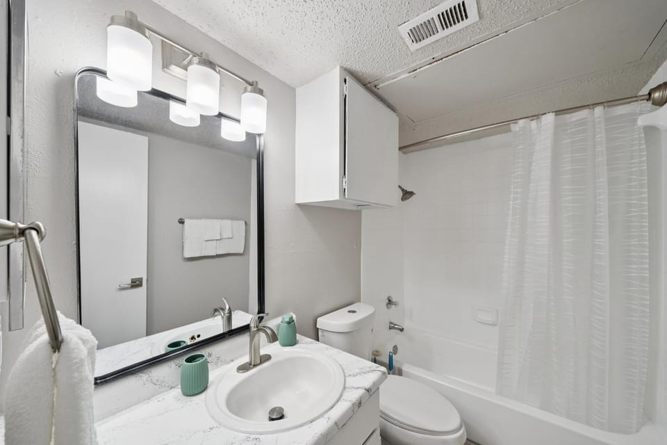 The Charlie 8208 I Spacious and Comfy 1 Bed 1 Bath Apartment in Richardson