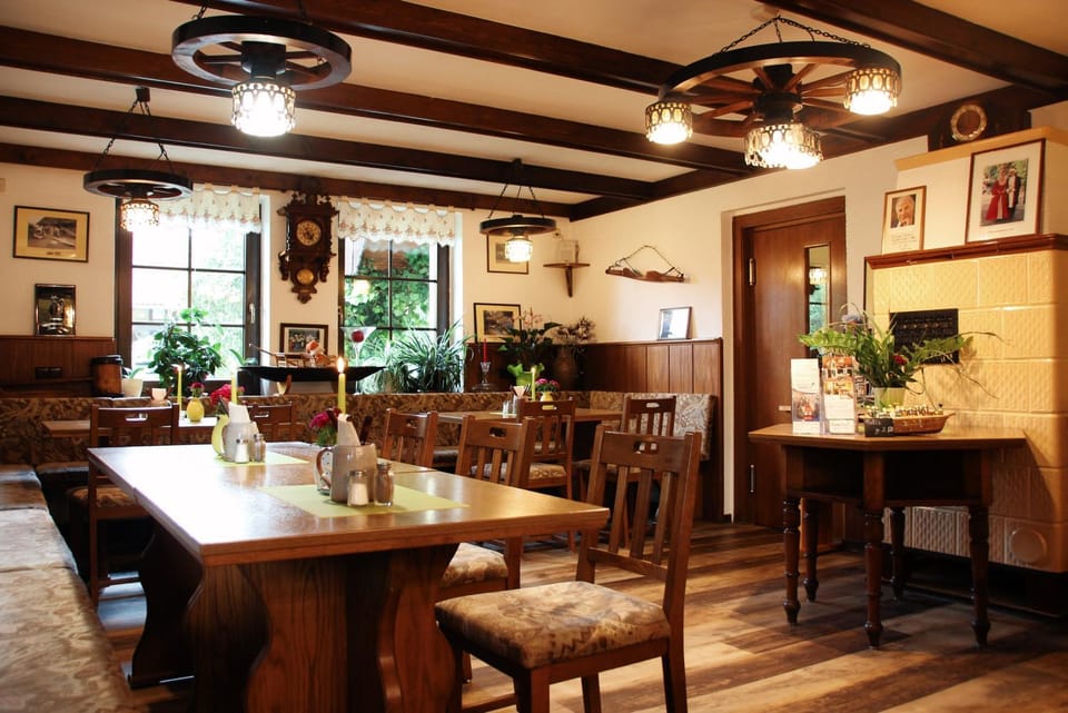 Restaurant/places to eat, Lounge or bar