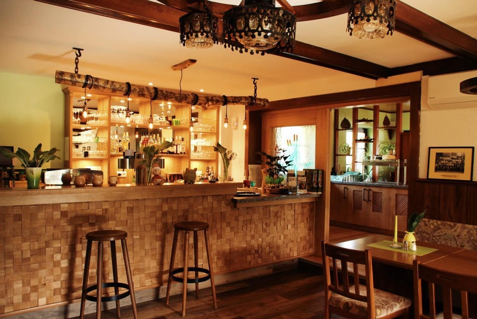 Restaurant/places to eat, Lounge or bar