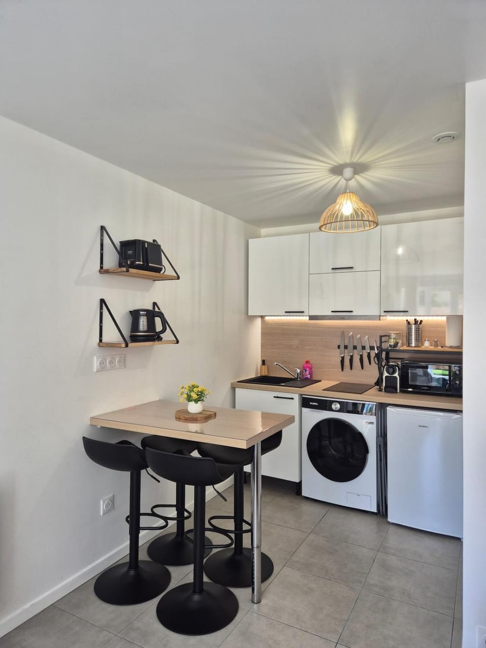 Dining area, dishwasher, stove