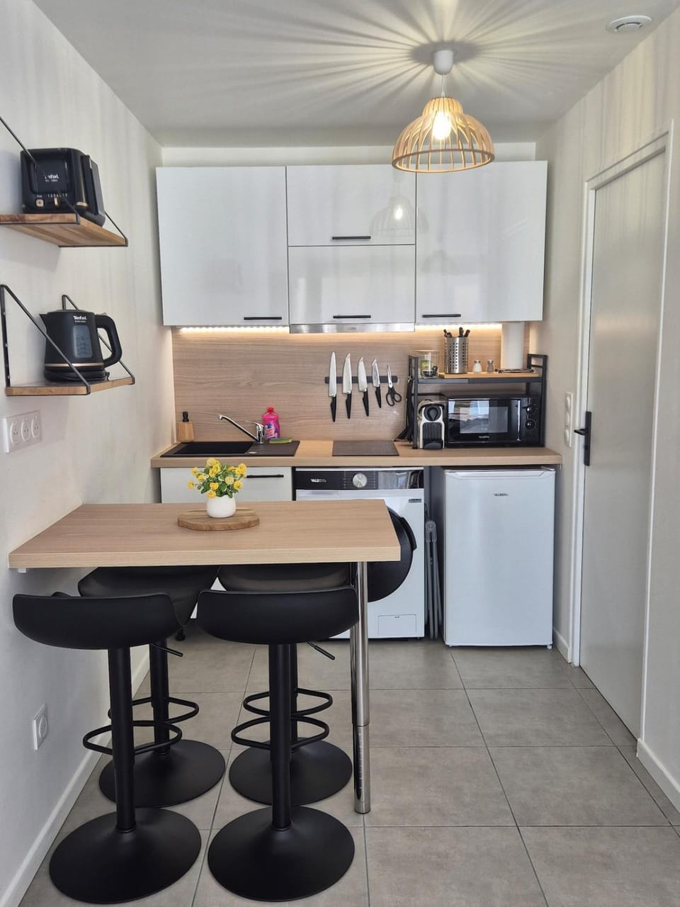 Coffee/tea facilities, Dining area, stove