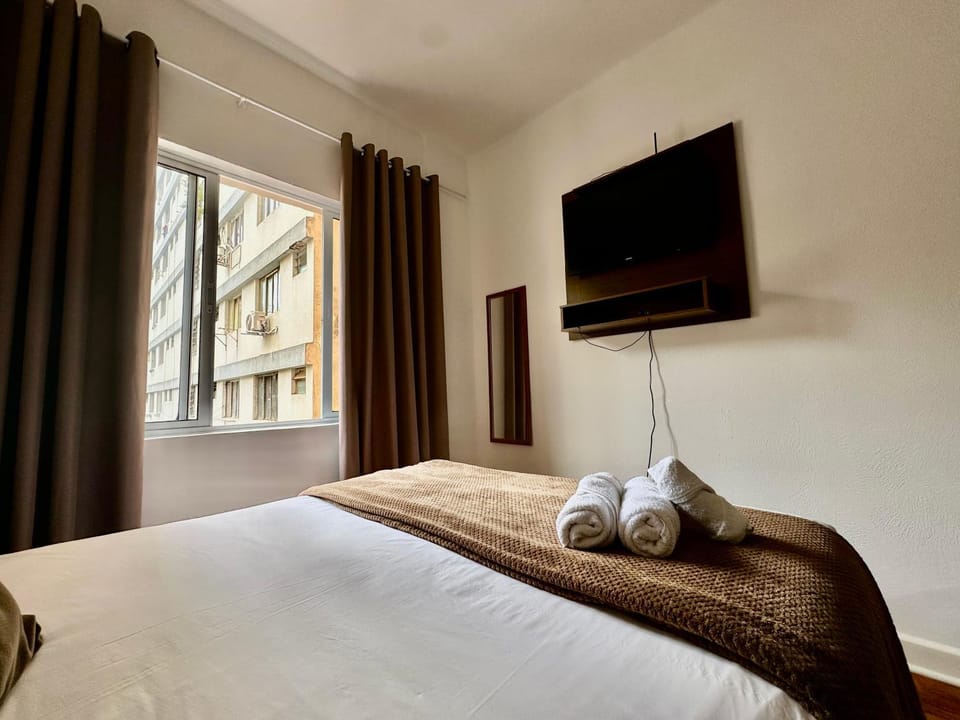 Bed, towels