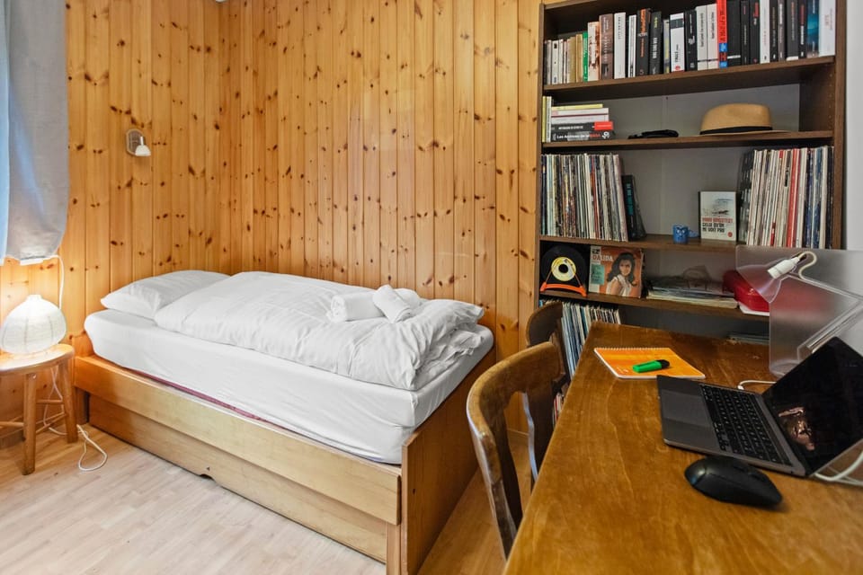 Bed, Library, Photo of the whole room, Bedroom, towels