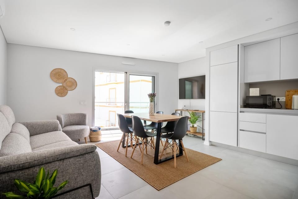 TV and multimedia, Kitchen or kitchenette, Living room, Seating area, Dining area
