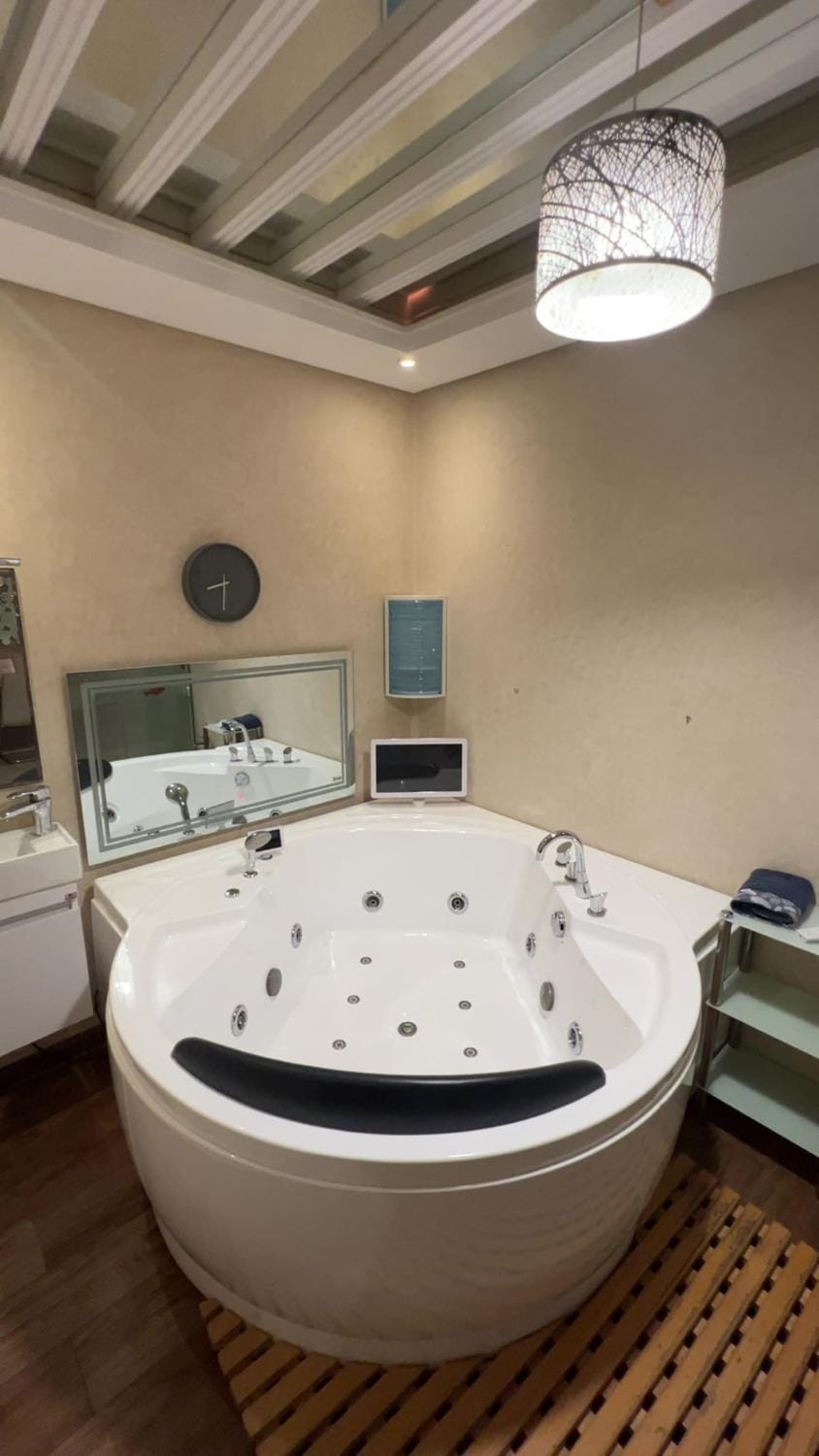 Hot Tub, Bath