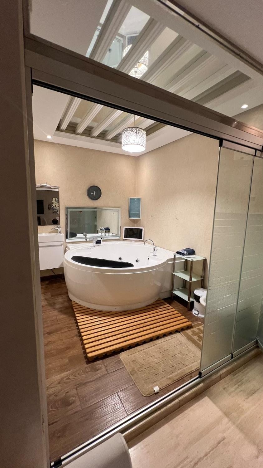 Hot Tub, Bath