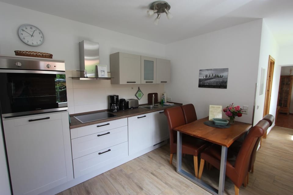Coffee/tea facilities, Kitchen or kitchenette, Dining area, dishwasher, oven, stove, toaster