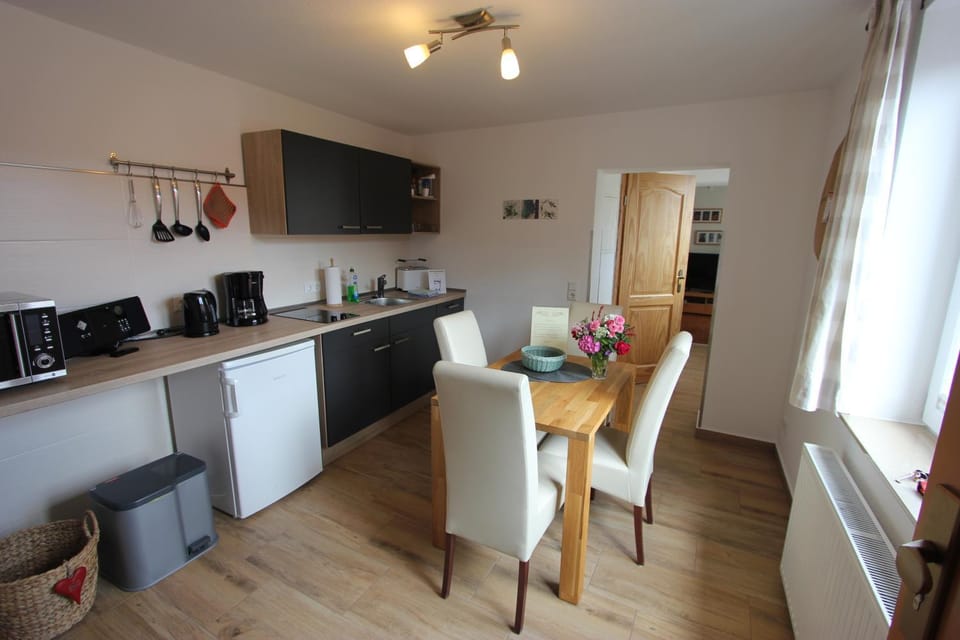 Coffee/tea facilities, Kitchen or kitchenette, Dining area, dishwasher, stove
