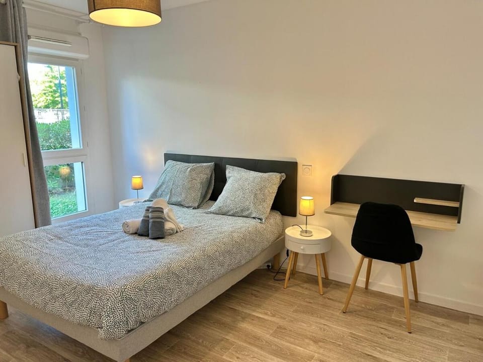 Bed, Bedroom, towels