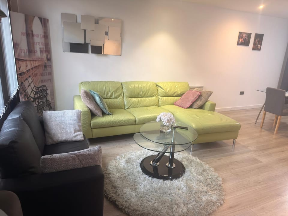 Modern Bradford City Apartment Steps from Stadium and Train Station Apartment in Bradford